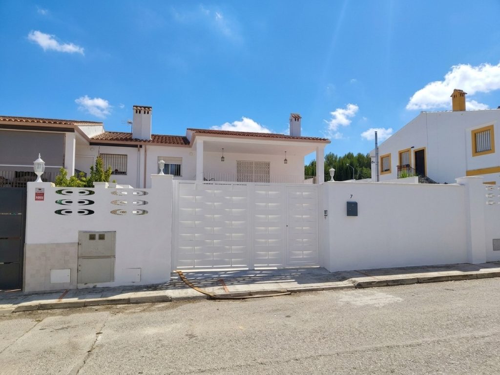 Chalet en venta en la Urbanización Monte Rosado, Montserrat (Valencia) – fachada